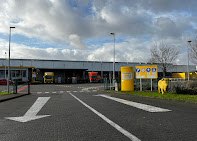 Am 12. März besuchte unsere ZWAR Gruppe das Briefzentrum in Langenfeld. Trotz fortschreitender Digitalisierung ist ein Brief noch ein wichtiges Kommunikationsmittel. In Langenfeld betreibt die Deutsche Post das drittgrößte Briefzentrum Deutschlands. Das XXL Zentrum hat seit 1997 in Langenfeld seinen Standort. Hier werden Sendungen sortiert, die in den PLZ - Bereichen 40 und 42 aufgegeben oder zugestellt werden. Dies umfasst zum Beispiel Düsseldorf, den Landkreis Mettmann, Meerbusch, Mönchengladbach und Wuppertal Derzeit werden 350 - 400 Mitarbeiter beschäftigt. Pro Schicht sortieren ca. 80 Mitarbeiter 12.000 Briefe in einer Stunde. Die Mitarbeiter sortieren an der Anlage zu kleine oder zu große Briefe aus, die in einer Geschwindigkeit von 1m/s über das Band sausen. Die Briefe die nicht der Normalgröße entsprechen, werden zu einem anderen Standort im Briefzentrum gebracht. Alle anderen werden in eine der 99 Endstellen sortiert.